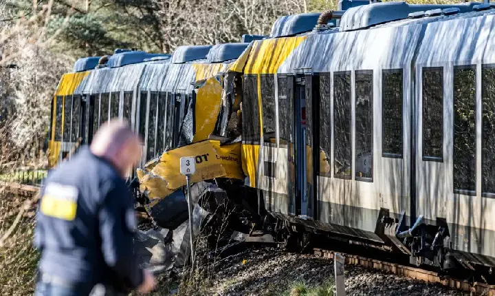 Batida frontal entre dois trens deixa vários feridos na Dinamarca