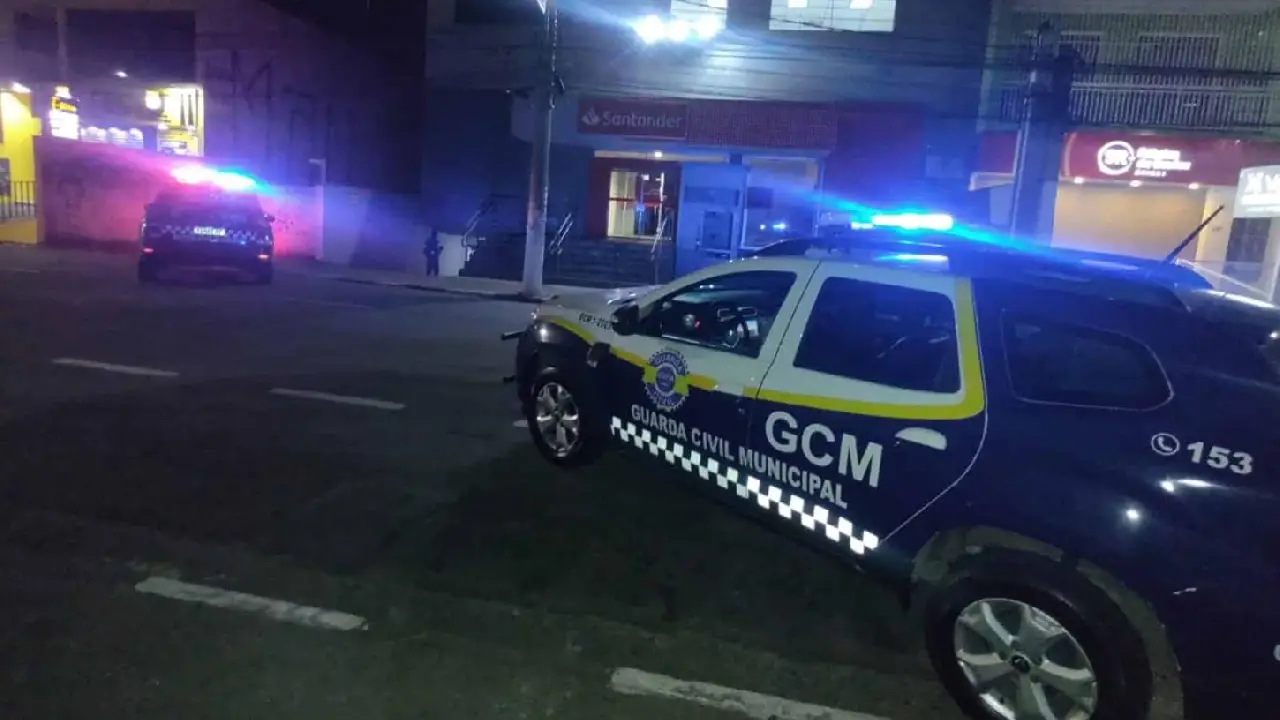 Câmeras do Smart Cotia ajudam GCM a prender dupla por furto de cabos em agência bancária