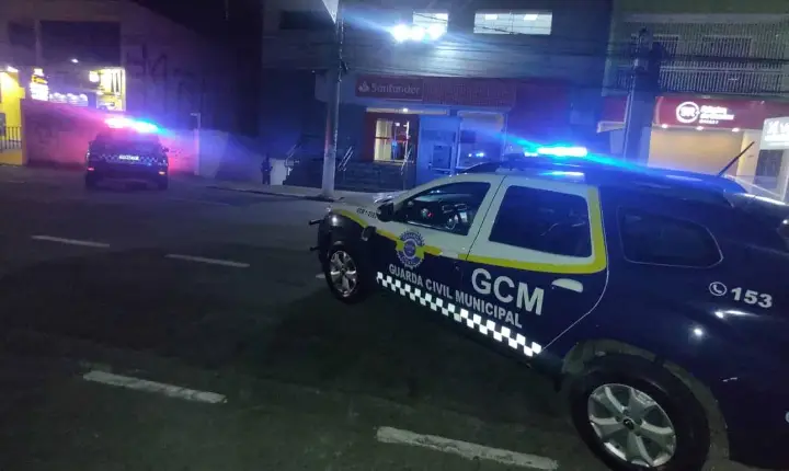 Câmeras do Smart Cotia ajudam GCM a prender dupla por furto de cabos em agência bancária