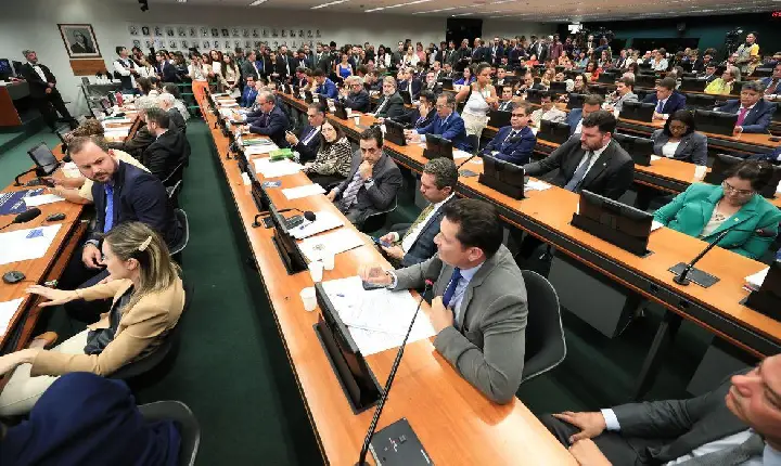 CCJ da Câmara retoma análise do fim da escala 6x1 nesta quarta