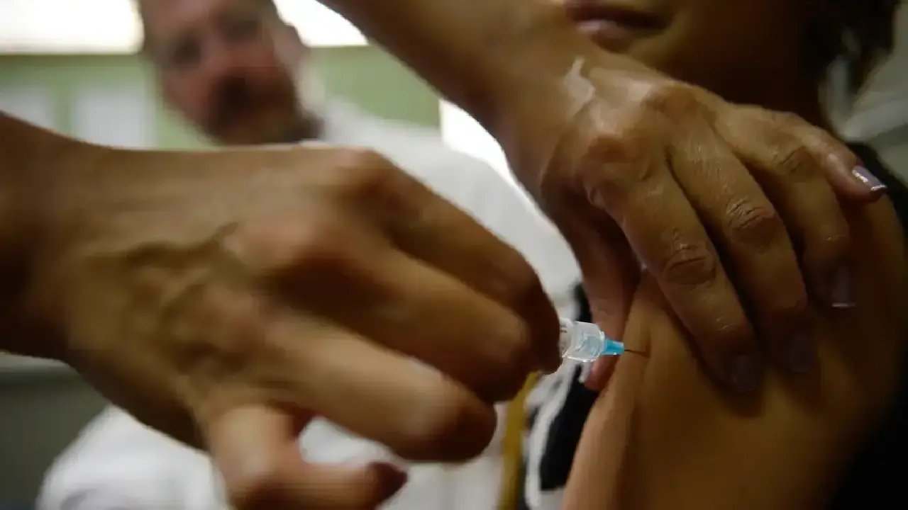 Consultas por lesões pré-cancerígenas caem após vacina contra HPV