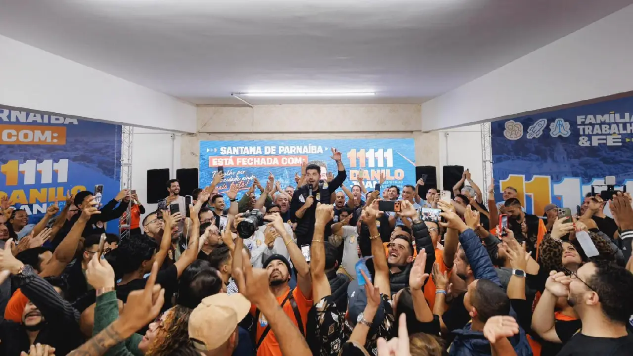 Danilo Joan fortalece caminhada em Santana de Parnaíba ao lado de grande time de vereadores e lideranças em reunião super lotada.