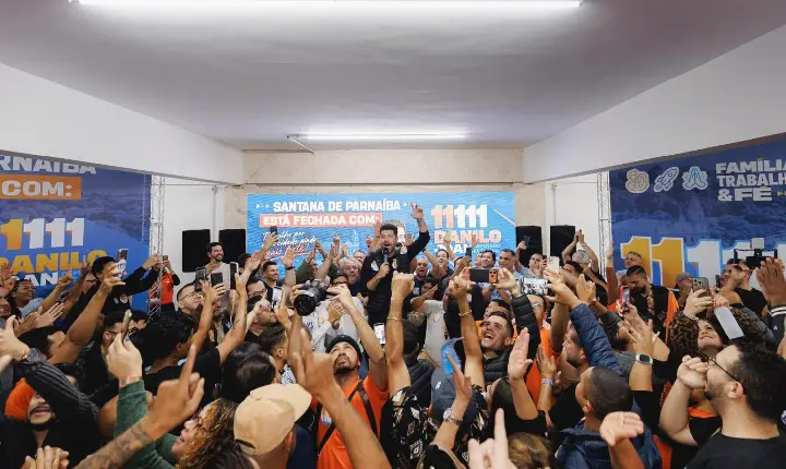 Danilo Joan fortalece caminhada em Santana de Parnaíba ao lado de grande time de vereadores e lideranças em reunião super lotada.