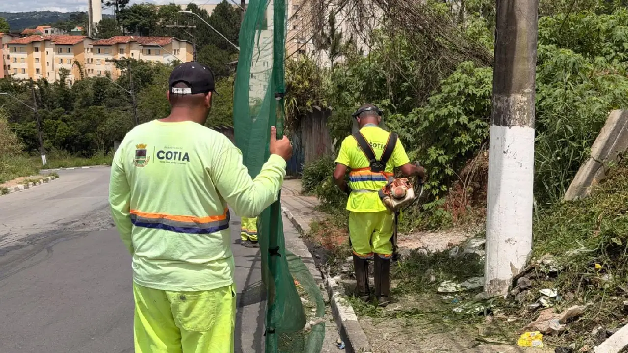 Equipes de zeladoria atuam em ruas, praças e espaços públicos da cidade