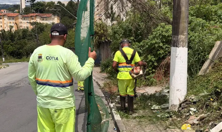 Equipes de zeladoria atuam em ruas, praças e espaços públicos da cidade
