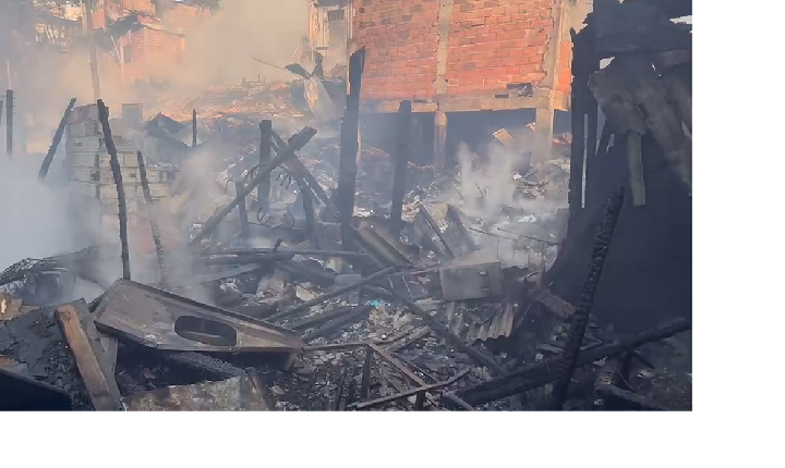 Incêndio destrói moradias na comunidade de Paraisópolis em São Paulo