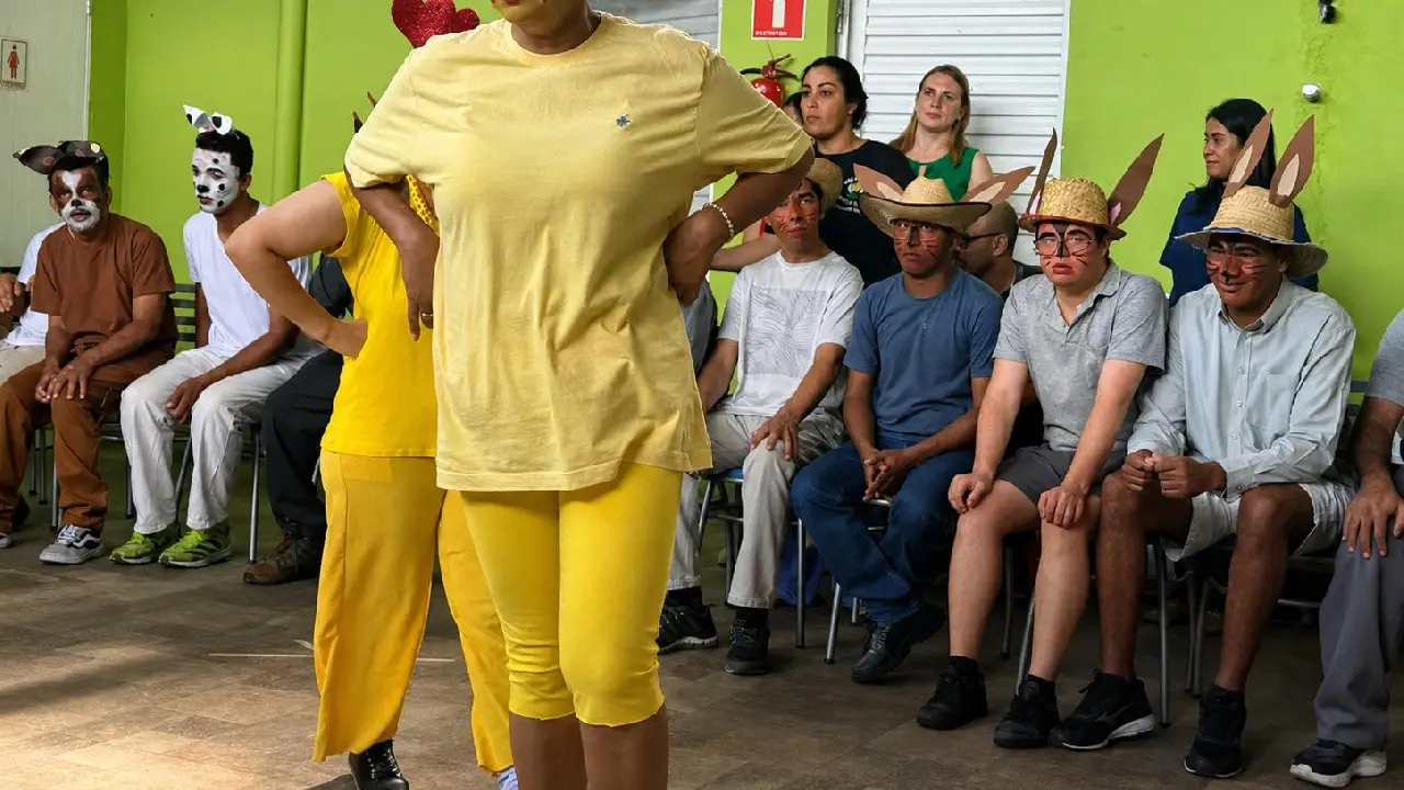 Inclusão em cena: Apae de Cotia apresenta ‘Os Saltimbancos’ no Teatro Municipal”