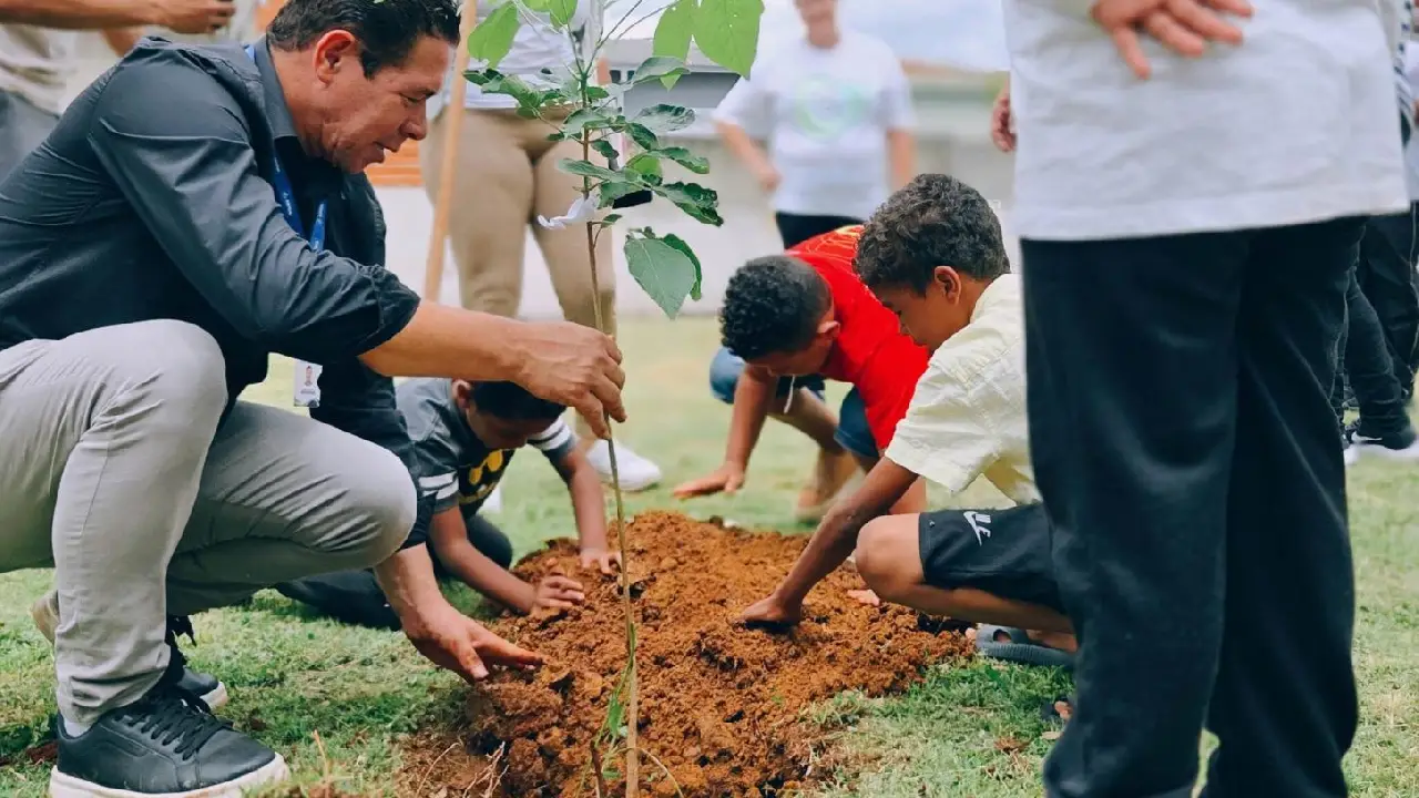 Plantio de 170 mudas de árvores marca celebração dos 170 anos de Cotia