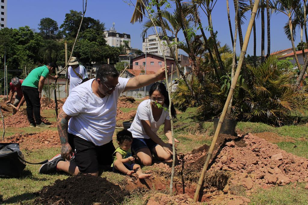 Barueri comemora Dia da Árvore com plantio de 500 espécies nativas