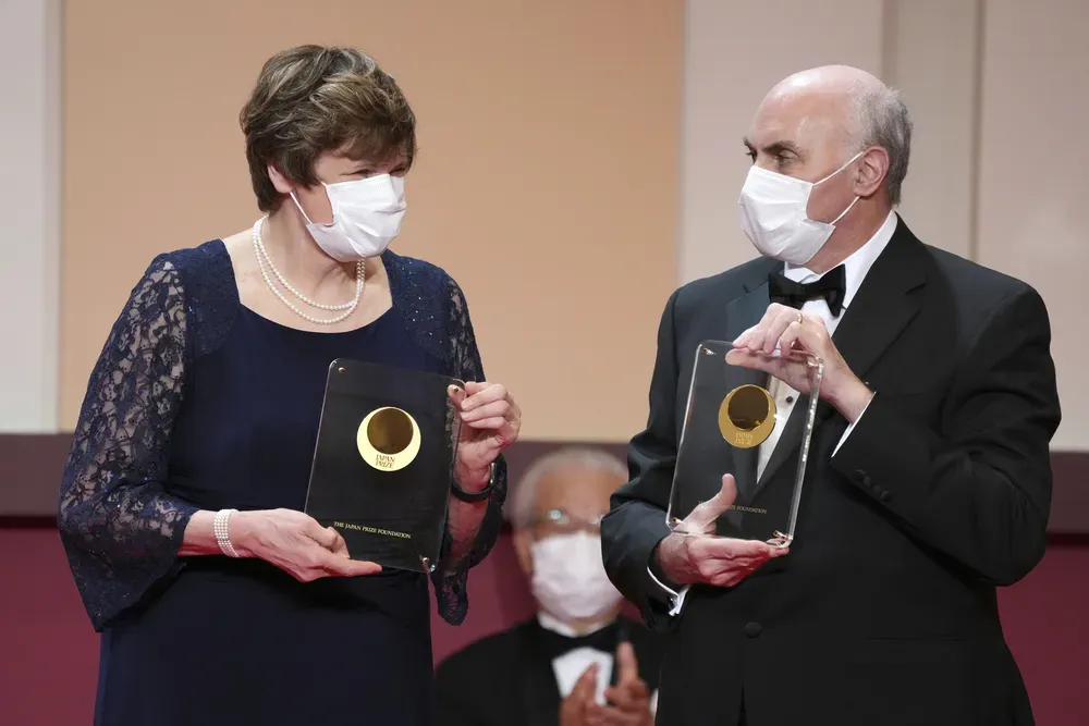 O Prêmio Nobel Medicina foi concedido aos cientistas Katalin Karikó e Drew Weissman por seus estudos que permitiram o desenvolvimento de vacinas eficazes contra a Covid-19