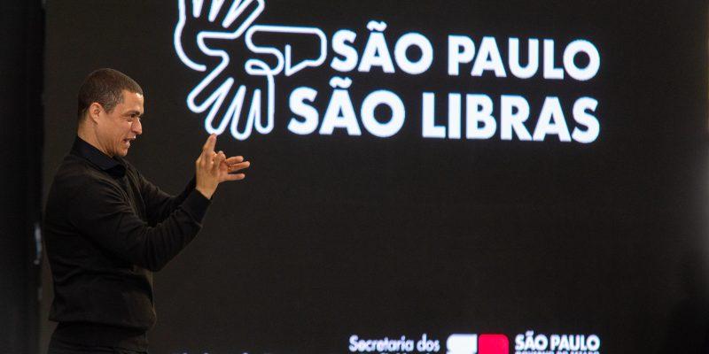 Governo de SP abre inscrição para curso de Libras gratuito para crianças e adolescentes