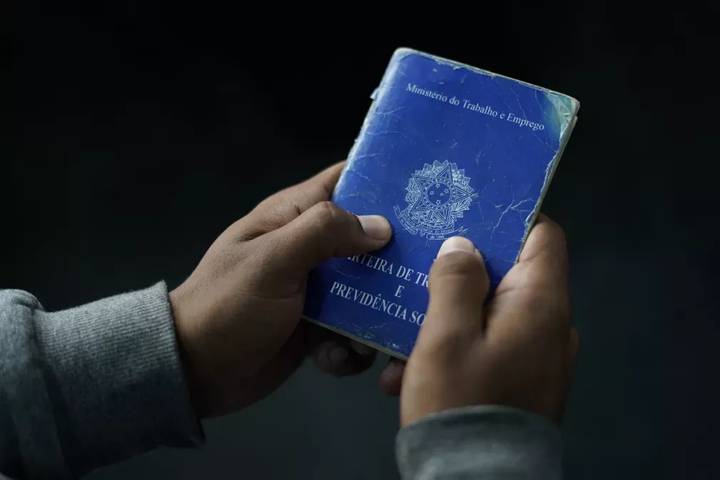 Desemprego cai a 7,4% no trimestre terminado em dezembro, diz IBGE