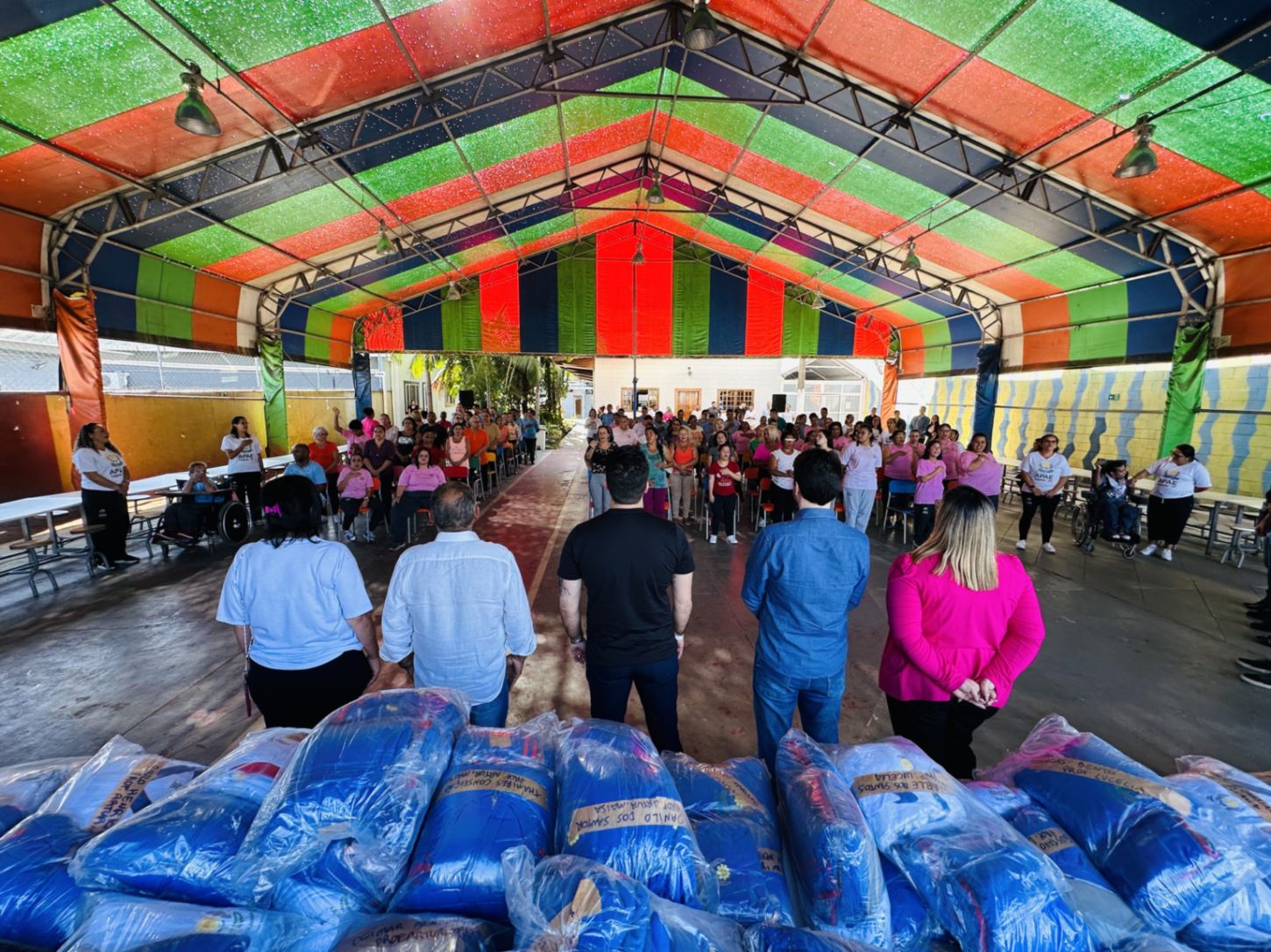 APAE de Cajamar recebe kits de uniformes escolares da prefeitura
