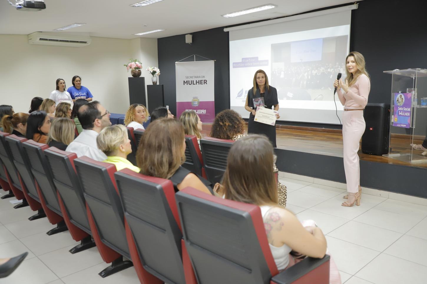 Barueri premia 18 empresas com o Selo Social Empresa Amiga da Mulher