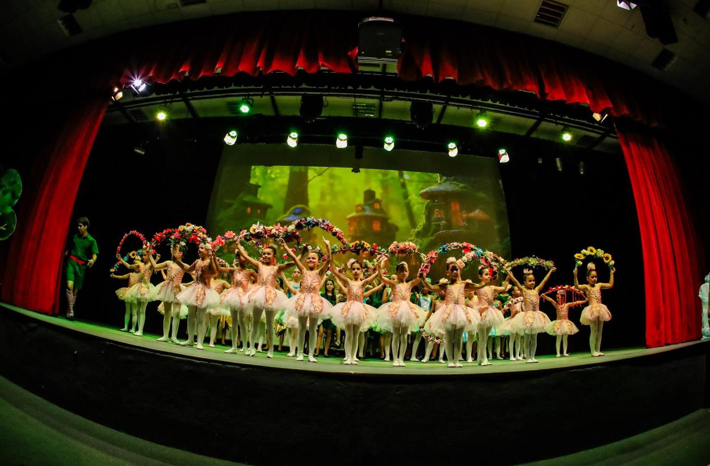 CCAM Centro realiza espetáculo de final de ano com mais de 20 apresentações de dança