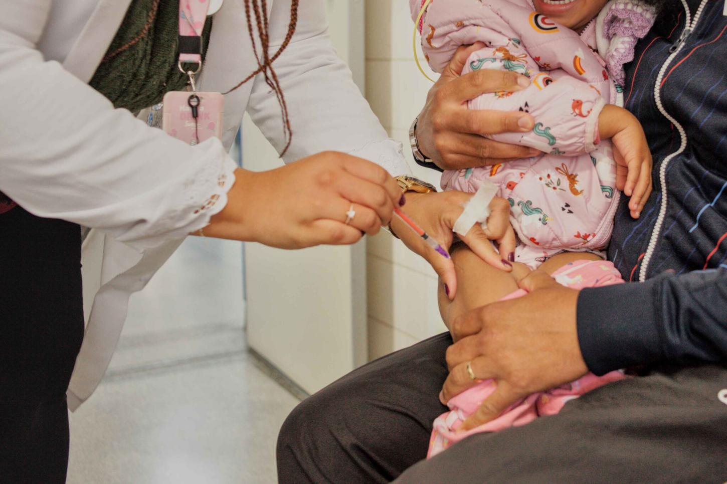 Cotia inicia vacinação contra a gripe em todas as UBSs para crianças, gestantes e 60+