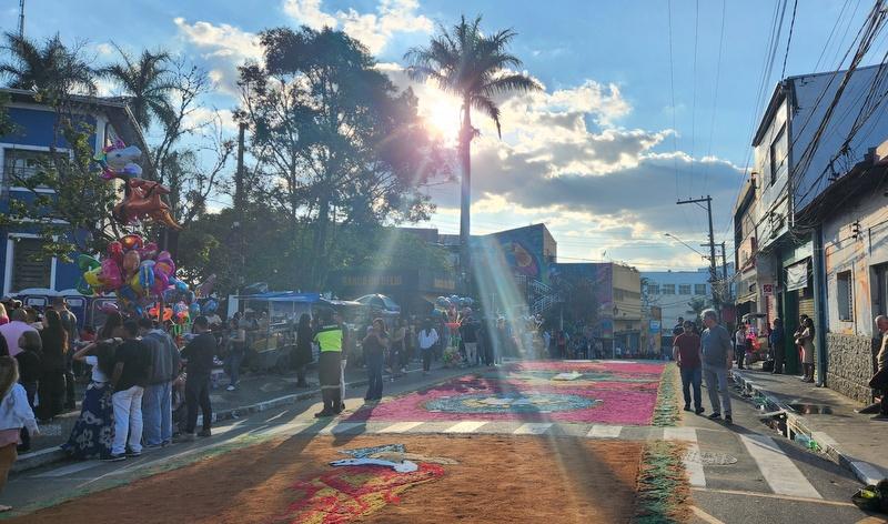 Milhares de pessoas prestigiam celebração de Corpus Christi em Itapecerica da Serra