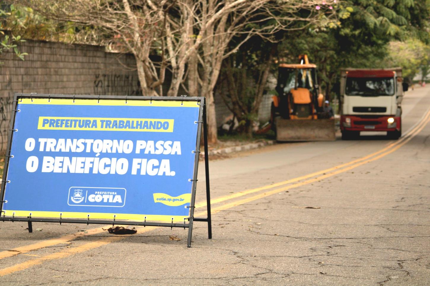 Ruas e avenidas na região da Granja Viana recebem o Programa Municipal ‘Asfaltaço’