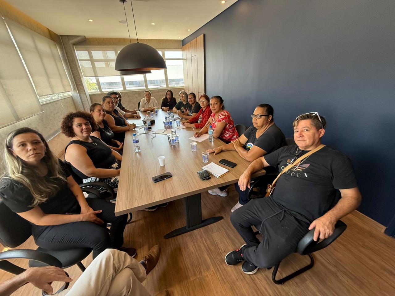 Comissão de servidores da educação é recebida pela Prefeitura para tratar de demandas da categoria