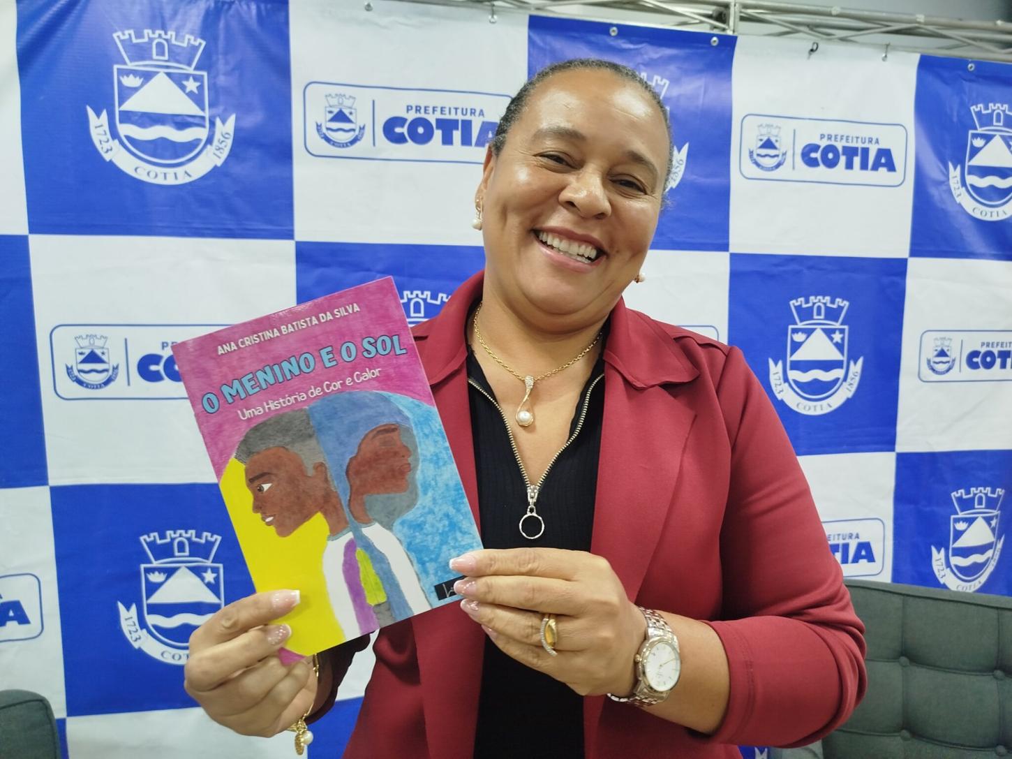 Professora de Cotia lança livro e defende Educação Antirracista