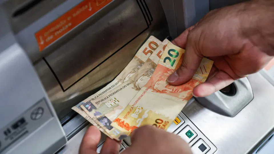 Trabalhadores recebem a primeira parcela do 13º até esta sexta (28)