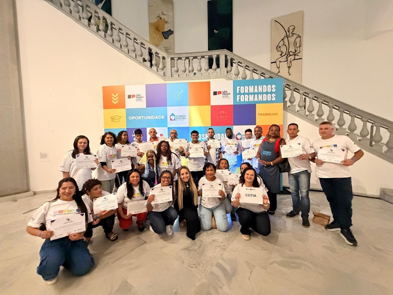 COTIA: Alunos de Cotia recebem certificados de capacitação profissional no Palácio dos Bandeirantes