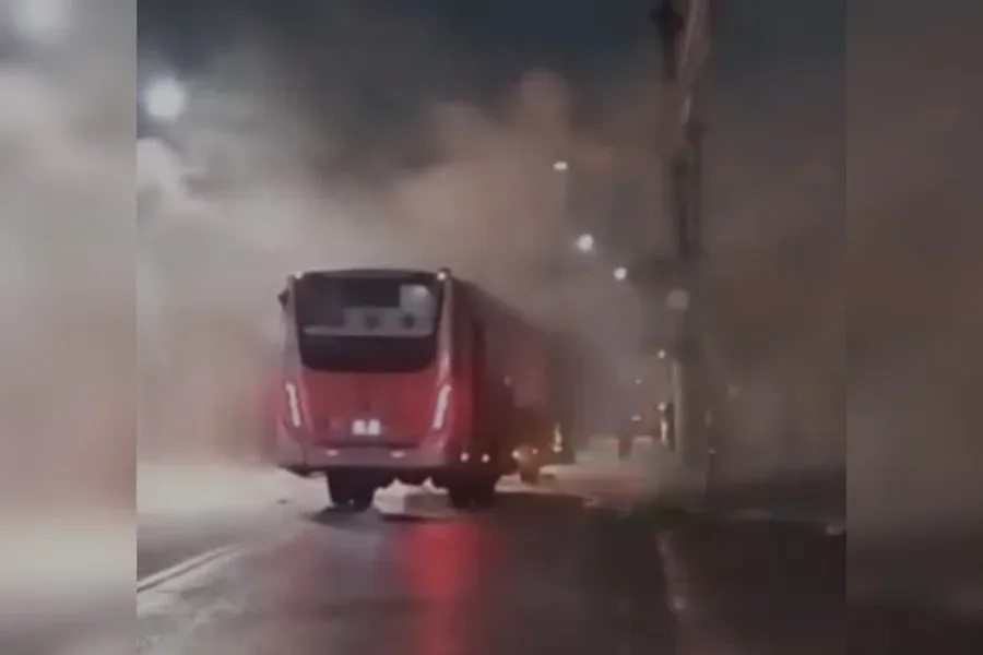Ônibus pega fogo no meio na avenida durante manifestação em Osasco.