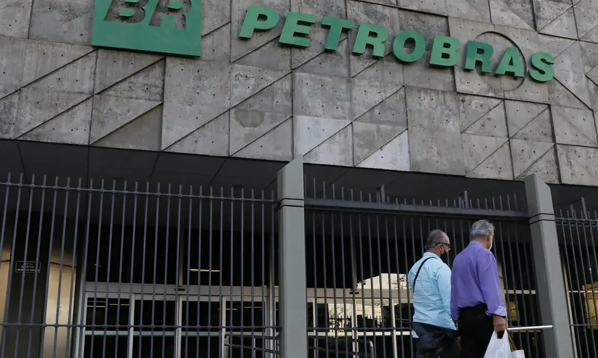 Petrobras aprova adesão ao programa do governo para baratear diesel