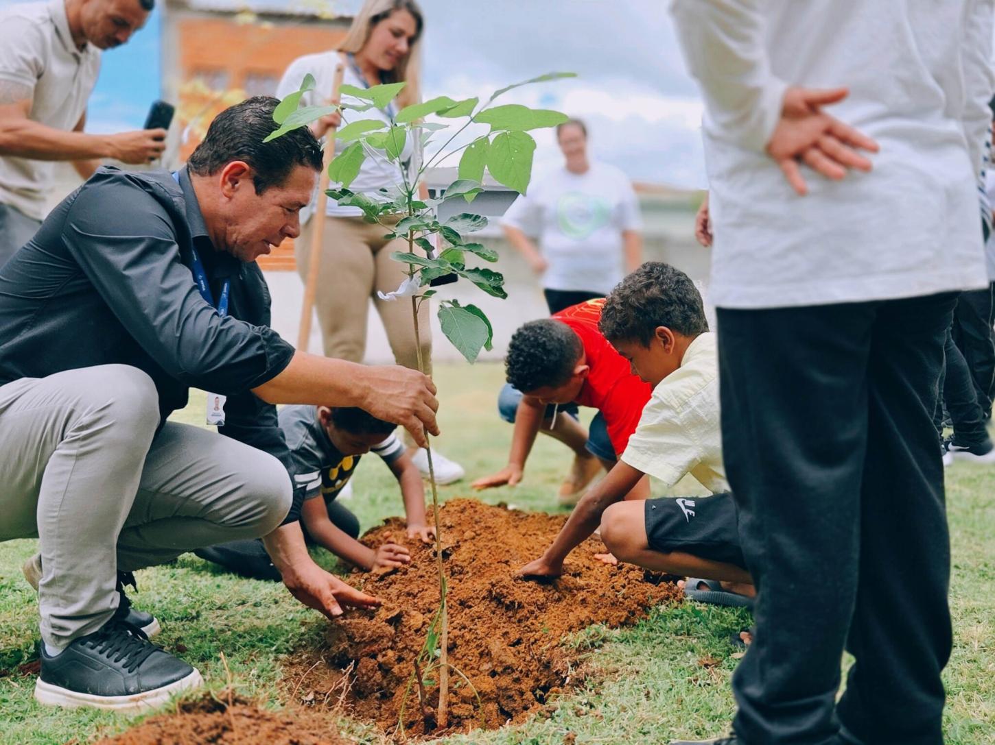 Plantio de 170 mudas de árvores marca celebração dos 170 anos de Cotia