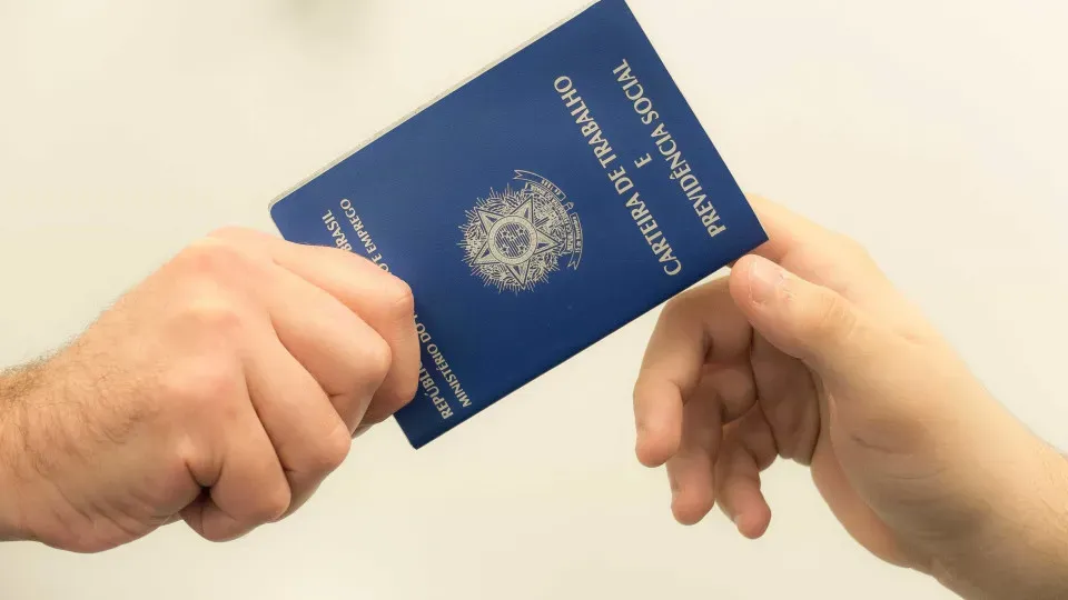 PEC do fim da escala 6x1 propõe manter hora extra em dobro aos domingos