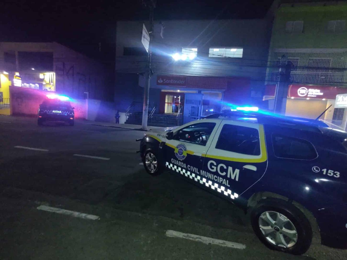 Câmeras do Smart Cotia ajudam GCM a prender dupla por furto de cabos em agência bancária