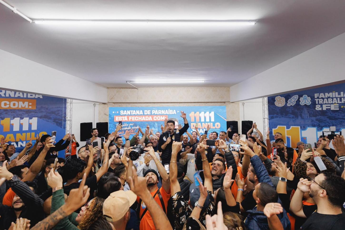 Danilo Joan fortalece caminhada em Santana de Parnaíba ao lado de grande time de vereadores e lideranças em reunião super lotada.