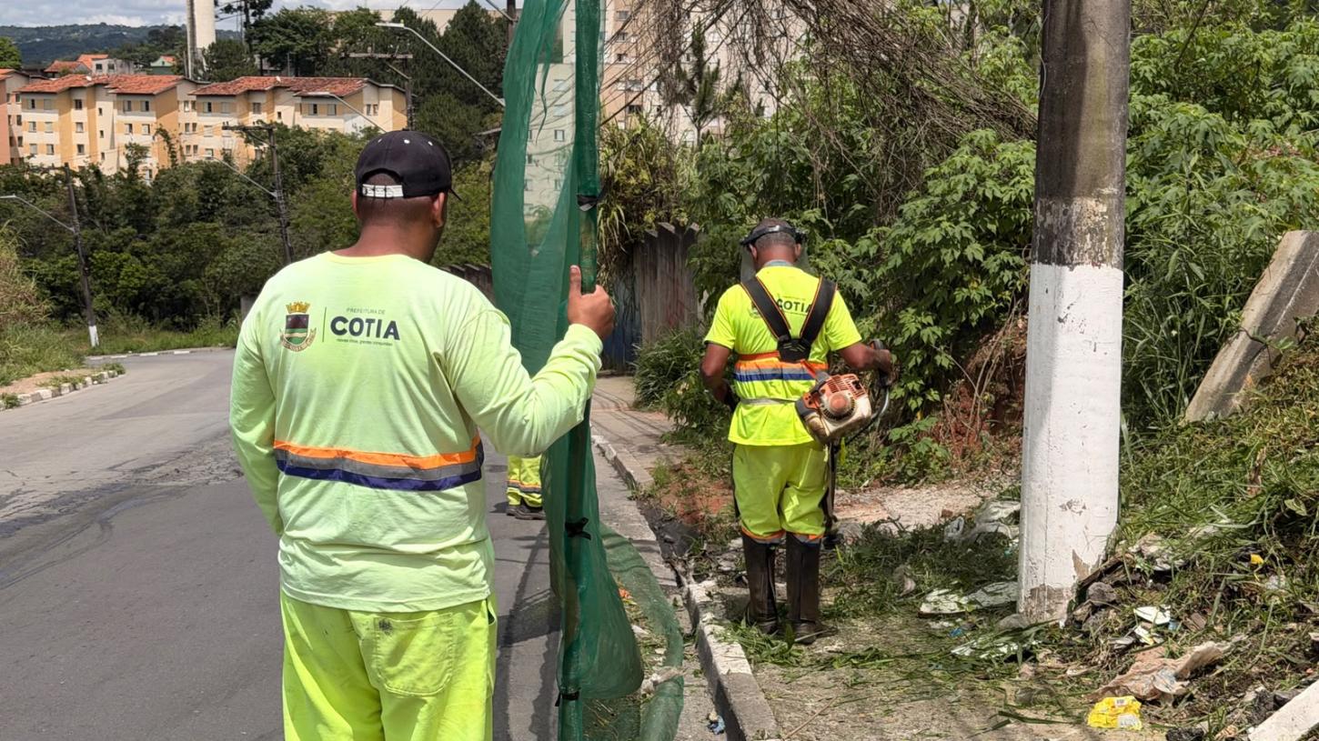 Equipes de zeladoria atuam em ruas, praças e espaços públicos da cidade
